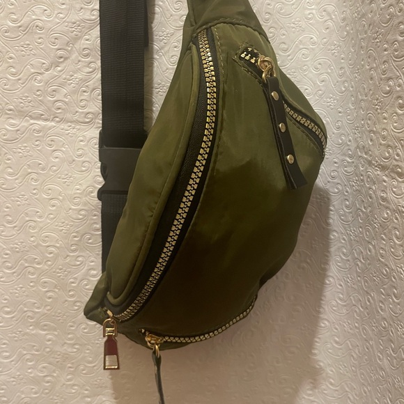 Green Nylon Crossbody Belt Bag Sports Bag Fanny Pack Gold Metal Zipper Accents - Picture 7 of 13